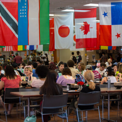 Internatni skola v USA Idyllwild Arts school - kampus studenti jídelna mezinarodní