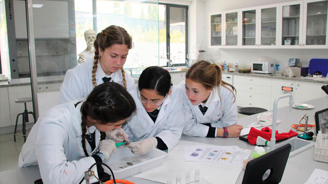 Yago School Sevilla internátní střední škola ve Španělsku laboratoř