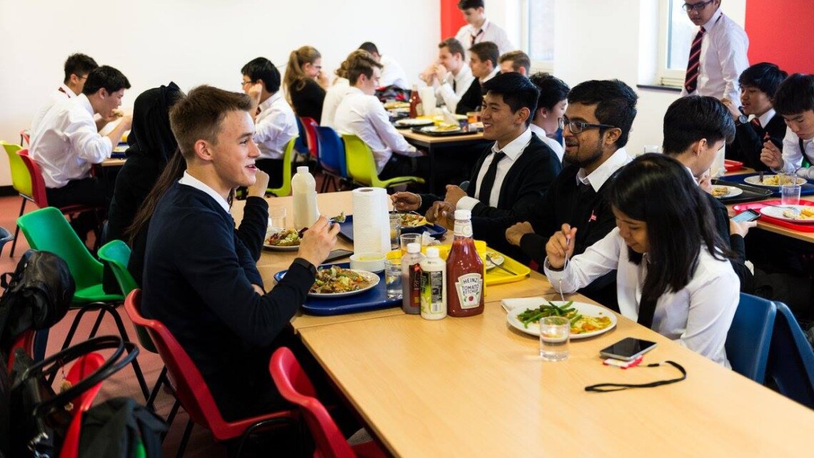 Cardiff Sixth form college Cambridge jídelna studenti