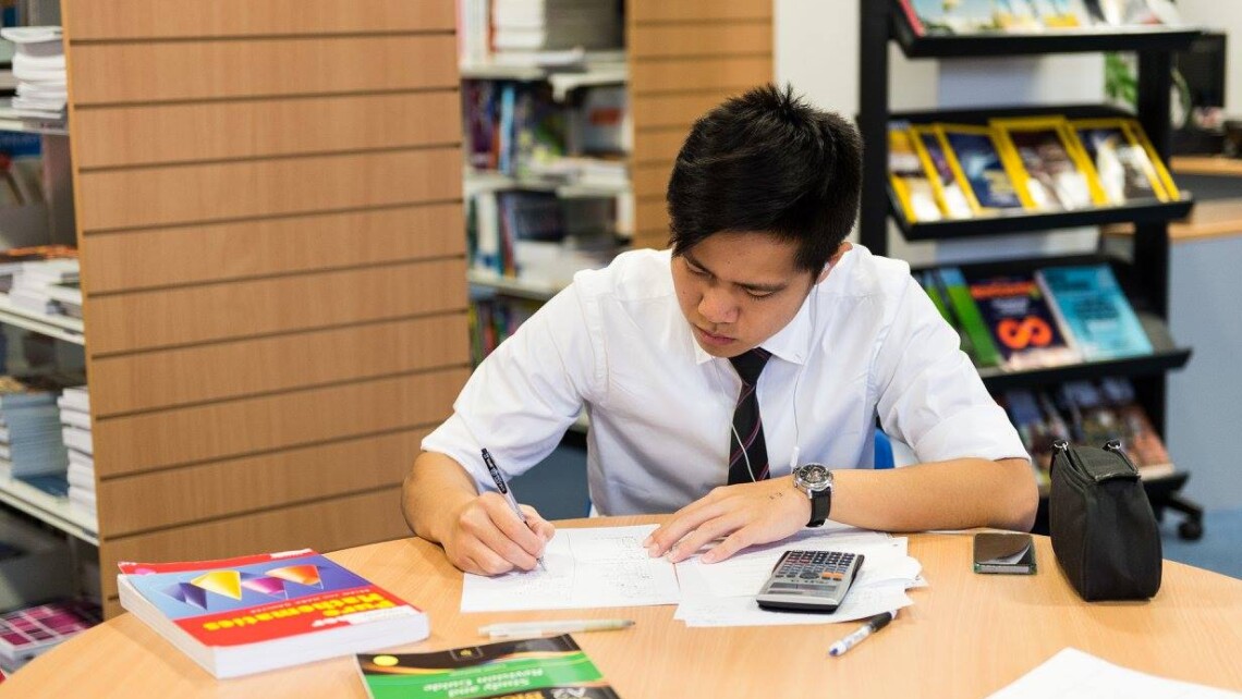 Cardiff Sixth form college Cambridge knihovna