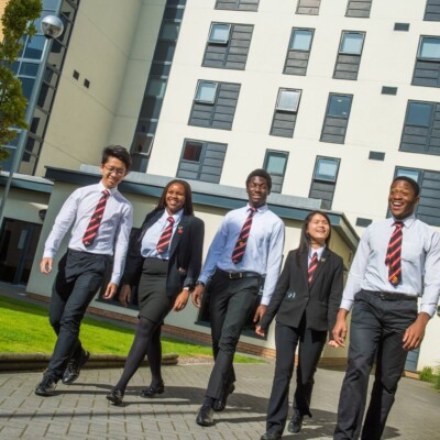 Cardiff Sixth Form College studenti kampus